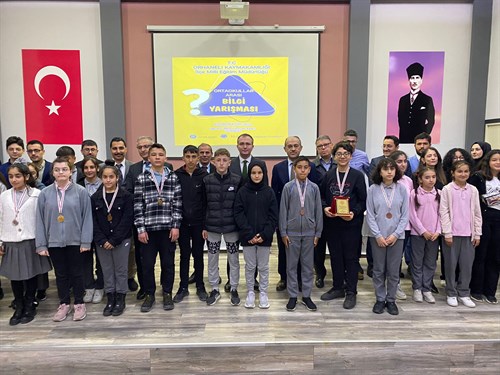 Kaymakam Mehmet Naim AKGÜL,  Ortaokullar arası bilgi yarışmasında dereceye giren okul ve öğrencilere ödüllerini taktim etti.