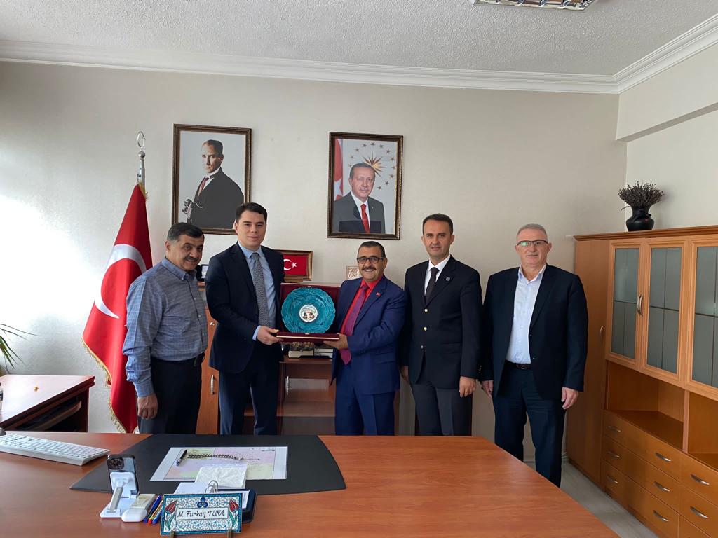 Bursa Niğdeliler Derneği Başkanı ve heyet, Kaymakamımız Sayın Muhammed Furkan TUNA'yı makamında ziyaret etti.